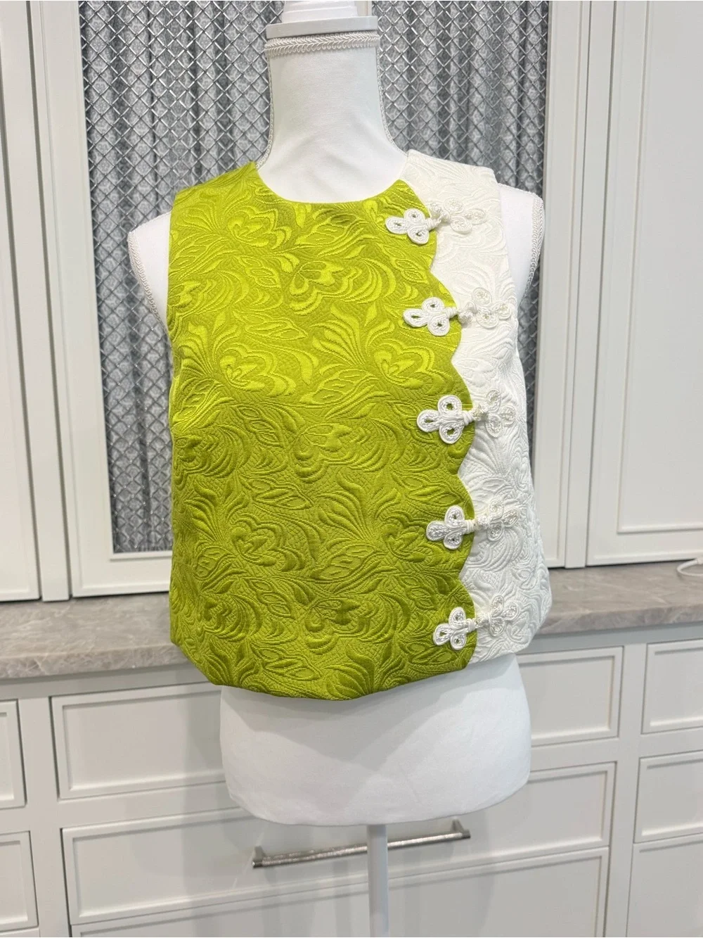 Mestiza New York Etta Crew Neck Sleeveless  green and white Scallop Top - size 6